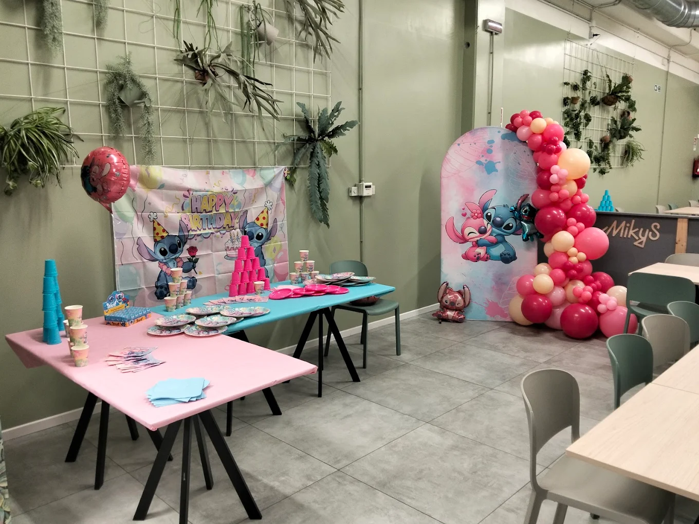 Allestimento festa di compleanno tema Stitch con palloncini rosa