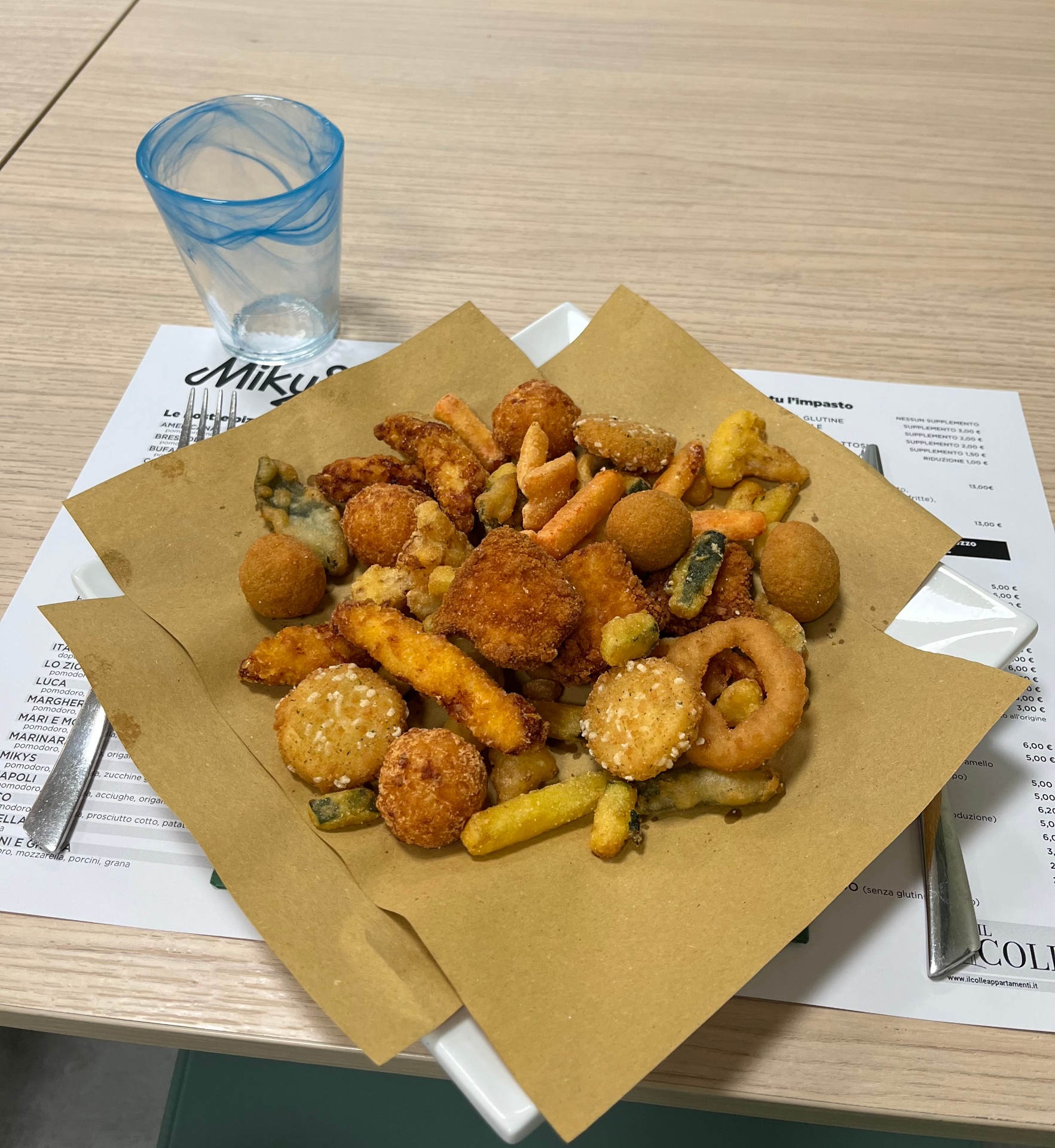 Mix di fritti MikyS con olive ascolane, nuggets di pollo, praline di patate e verdure pastellate su carta paglia