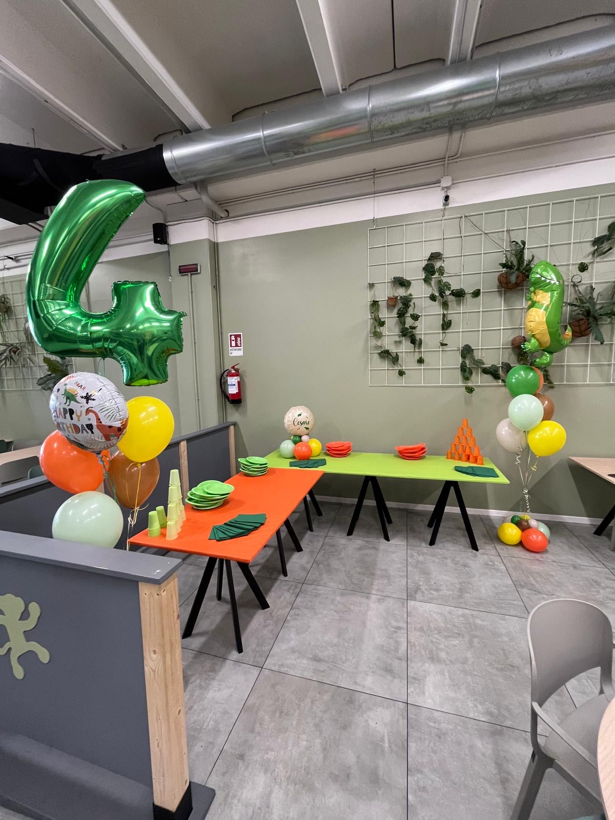 Sala feste MikyS Flero allestita con tavoli colorati, palloncini numero e decorazioni di compleanno