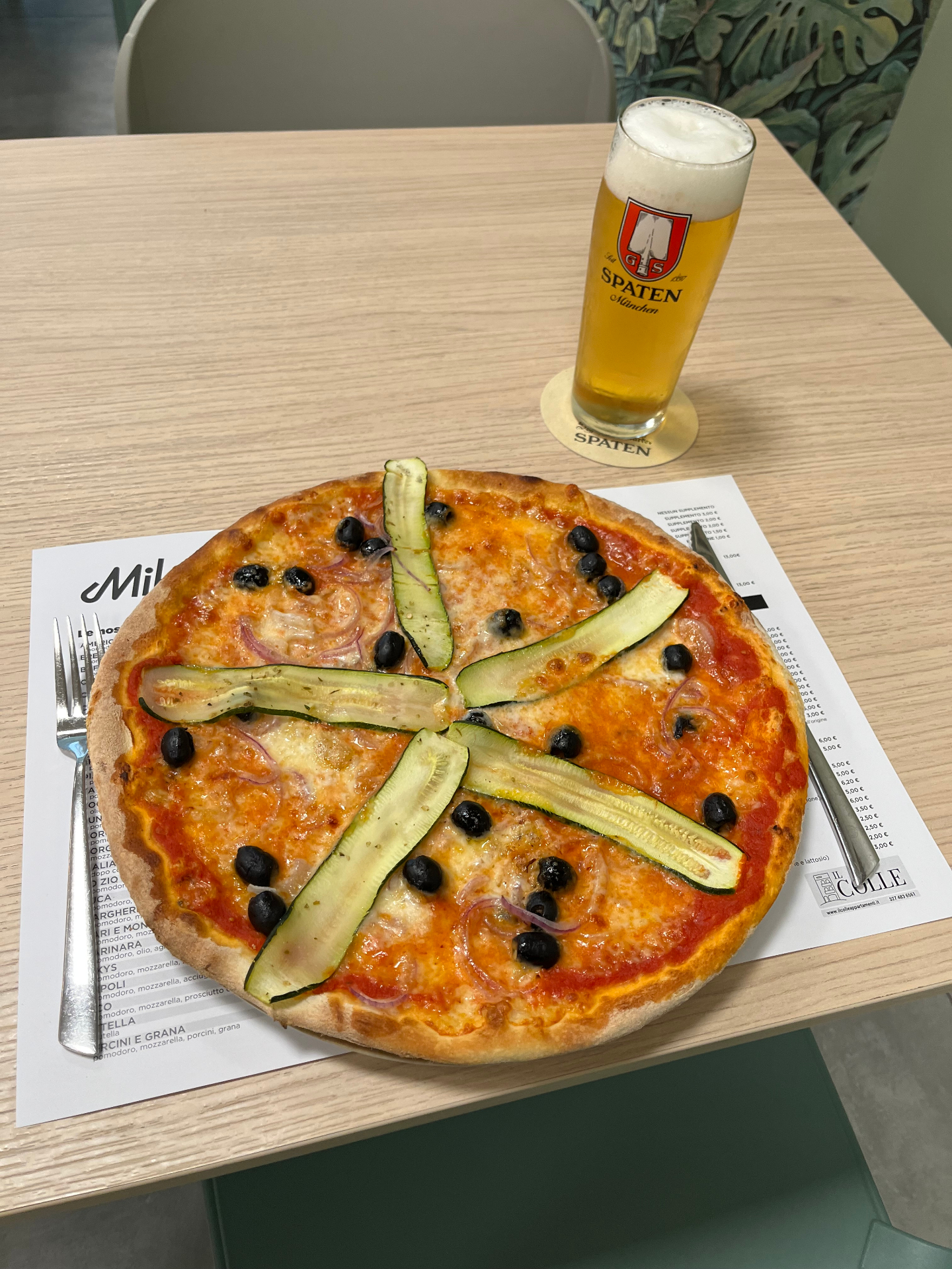 Pizza vegetariana MikyS con zucchine grigliate, cipolla rossa, olive nere e birra Spaten alla spina
