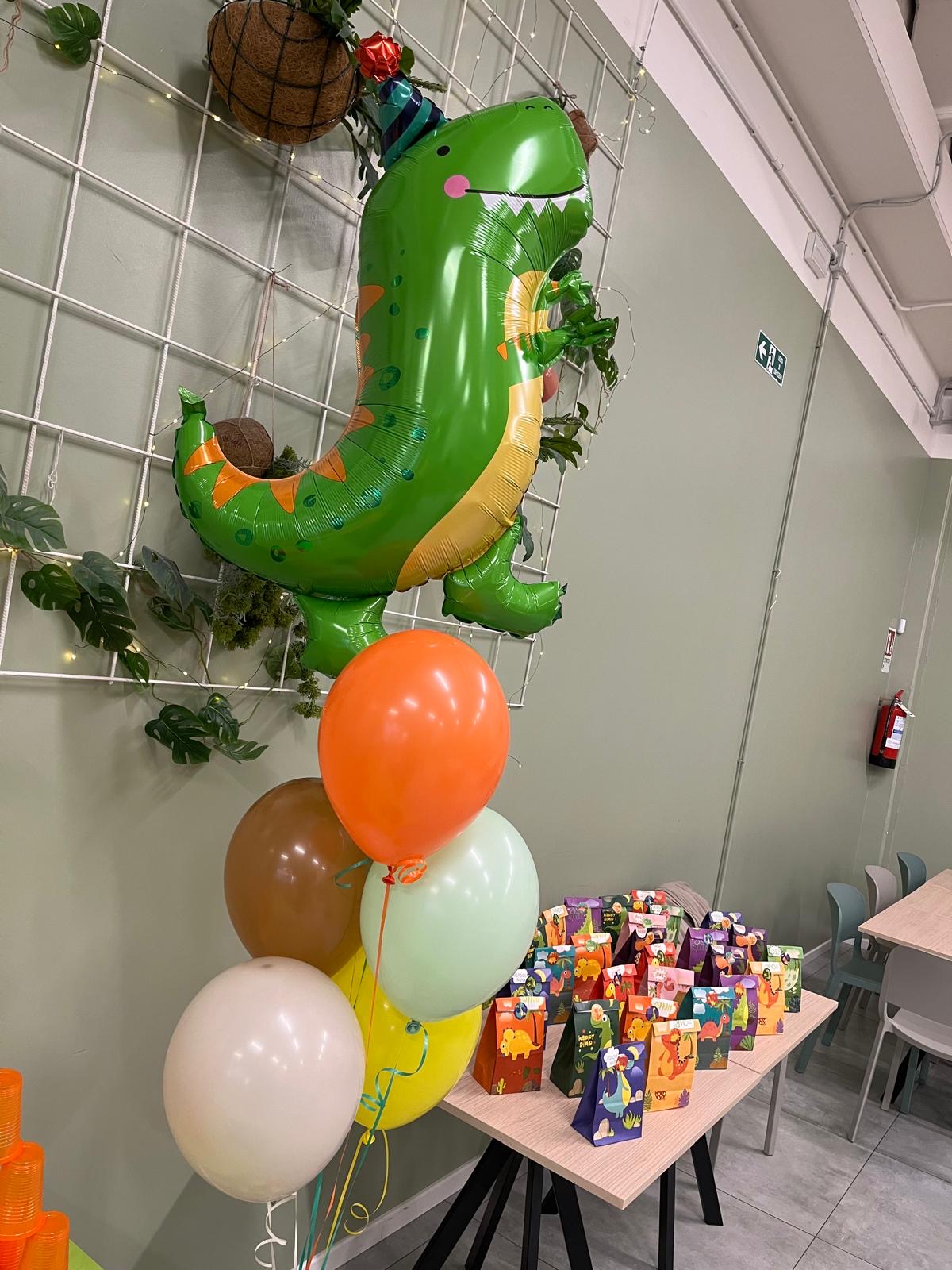 Allestimento festa di compleanno a tema dinosauri da MikyS Flero: palloncino dinosauro, sacchetti regalo e decorazioni