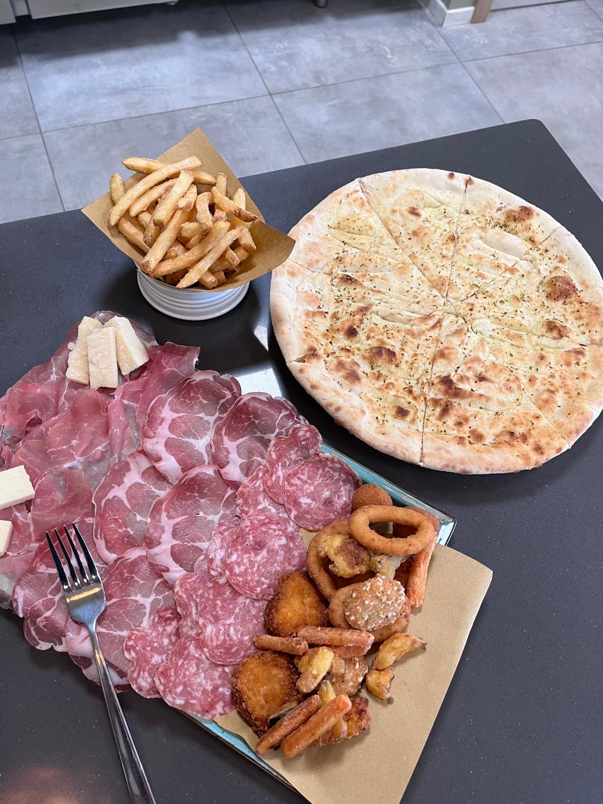 Aperi MikyS a Flero con tagliere di salumi e formaggi, focaccia, mix di fritti e patatine